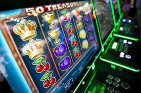 lotaslots Slots Live Casino ကစားသမားများ MMK ကျပ်ငွေ ငွေသွင်းပြီး ဆုများ ရယူနေသောမြင်ကွင်း